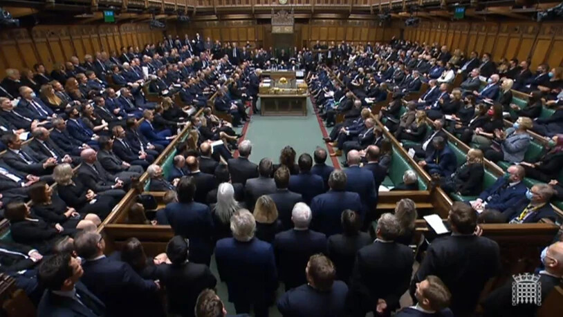 HANDOUT - Boris Johnson (M), Premierminister von Großbritannien, hält eine Rede im britischen Unterhaus, während sich die Abgeordneten versammeln, um dem konservativen Abgeordneten Amess zu gedenken. Amess war am 15.10.2021 in den Räumen einer…