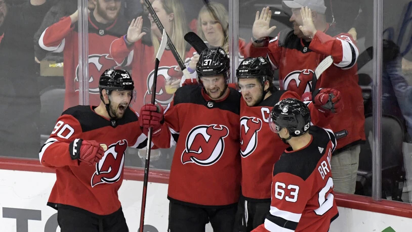 Die New Jersey Devils bejubeln den Treffer ihres Captains Nico Hischier