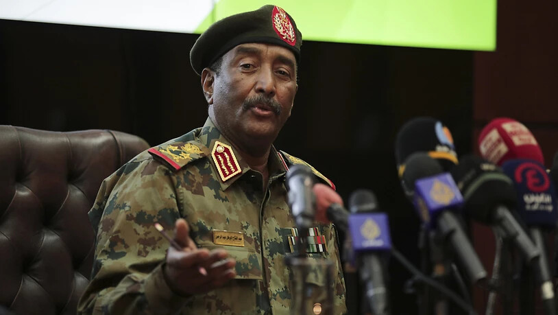 General Abdel Fattah al-Burhan, höchster Militärvertreter im Sudan, hält den entmachteten Ministerpräsident Hamduk in seiner Residenz fest. Man habe Hamduk zu seiner eigenen Sicherheit in die Residenz gebracht. Foto: Marwan Ali/AP/dpa