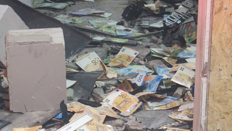 Nach der Sprengung der zwei Bankomaten lagen Trümmerteile und Geldnoten am Boden.