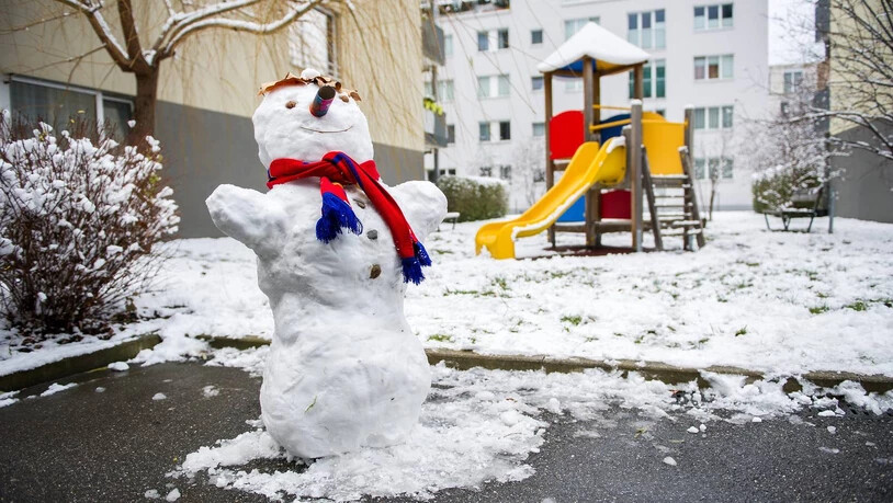 Spass für Jung und Alt: einen Schneemann bauen. 