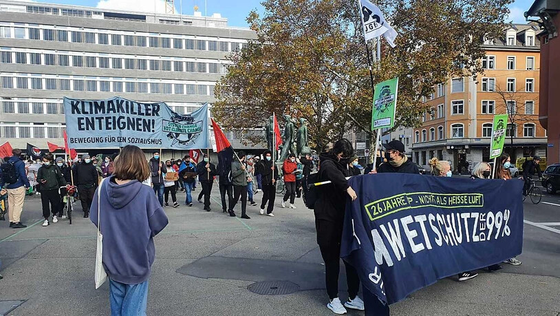 In Zürich haben sich am Samstag rund 150 Personen aus dem Umfeld der Klimabewegung auf dem Helvetiaplatz versammelt.