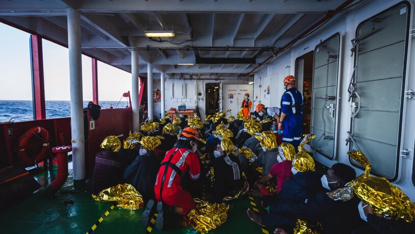 HANDOUT - Das Seenotrettungsschiffes «Sea-Eye 4» darf mit mehr als 800 geretteten Migranten in Sizilien anlegen. Foto: Hugo Le Beller/Sea Eye Org./dpa - ACHTUNG: Nur zur redaktionellen Verwendung im Zusammenhang mit der aktuellen Berichterstattung und…