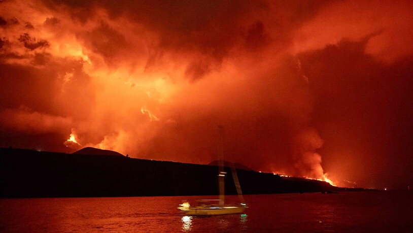 Ein Boot fährt an der Insel La Palma vorbei, wo der Vulkan weiterhin Lava spuckt. Foto: Kike Rincón/EUROPA PRESS/dpa