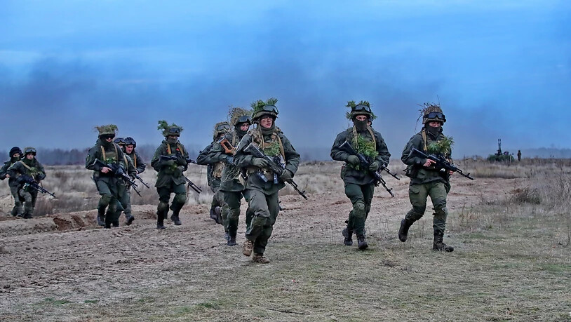 Ukrainische Soldaten durchqueren ein Feld im Ort Stare südlich der Haupstadt Kiew. Foto: -/Ukrinform/dpa