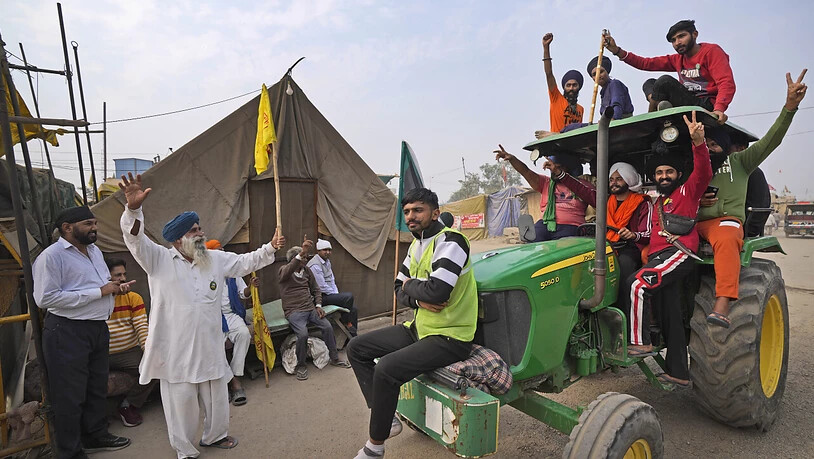Landwirte feiern die Nachricht von der Aufhebung der Landwirtschaftsgesetze, gegen die sie protestiert hatten. Premierminister Narendra Modi teilte am Freitag mit, dass nach fast einjährigen Protesten die kontroverse Agrarmarktreform zurückgezogen werden…