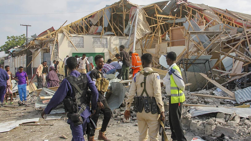 Sicherheitskräfte und Rettungskräfte suchen nach Opfern am Ort einer Explosion. Bei einem Sprengstoffanschlag in Mogadischu, der Hauptstadt des ostafrikanischen Krisenstaats Somalia, sind mindestens sechs Menschen getötet worden. Foto: Farah Abdi…
