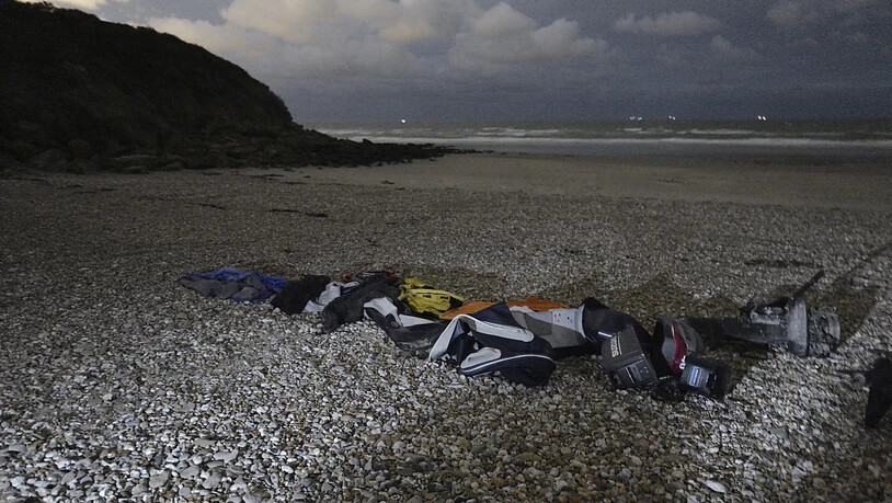 Schwimmwesten, Schlafsäcke und ein beschädigtes aufblasbares Schlauchboot liegen am Ufer in Calais. Bei einem Krisentreffen zur Migration über den Ärmelkanal haben Frankreich, Belgien, die Niederlande und Deutschland einen härteren Kampf gegen Schleuser…