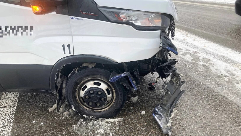 Der Lenker dieses Lieferwagens war auf der Autobahn in Fahrtrichtung Chur unterwegs, als er wegen Eis die Kontrolle über sein Fahrzeug verlor.