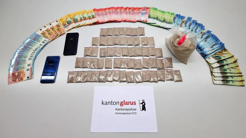 Die Kantonspolizei Glarus stellte Bargeld, Drogen und Streckmittel sicher.