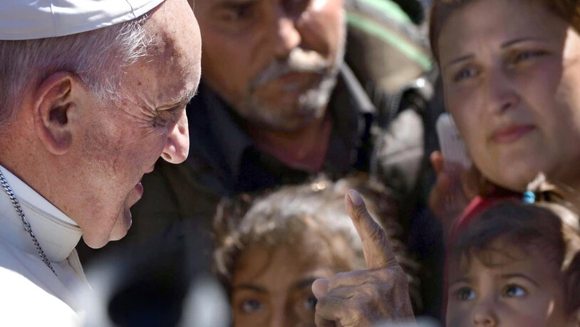 ARCHIV - Papst Franziskus segnet ein Kind während seines Besuchs im Flüchtlingslager Moria auf der griechischen Insel Lesbos. Foto: picture alliance / dpa