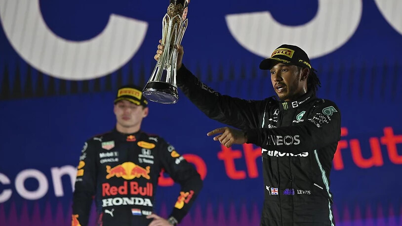 Lewis Hamilton freut sich über seinen achten WM-Sieg und zieht damit mit WM-Leader Max Verstappen gleich