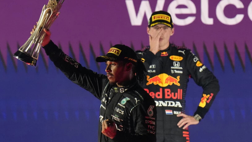 Lewis Hamilton (links) hat das Formel-1-Rennen in Saudi-Arabien gewonnen. Sein Rivale Max Verstappen (rechts) kassierte nachträglich eine 10-Sekunden-Strafe.