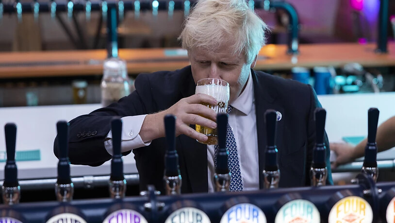 ARCHIV - Boris Johnson, Premierminister von Großbritannien, hält bei einem Besuch in der Fourpure-Brauerei ein Bier in der Hand. Foto: Dan Kitwood/PA Wire/dpa
