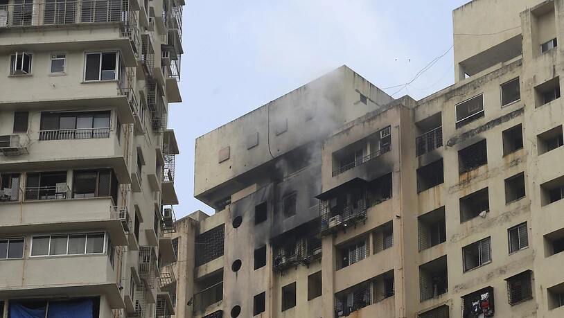Rauch steigt aus einem Gebäude auf, das in Brand geraten ist. Ein Feuer in einem 19-stöckigen Gebäude tötete am 22.01.2022 in Indiens Finanz- und Unterhaltungsmetropole mindestens zwei Menschen und verletzte mehr als ein Dutzend weitere, wie die Behörden…