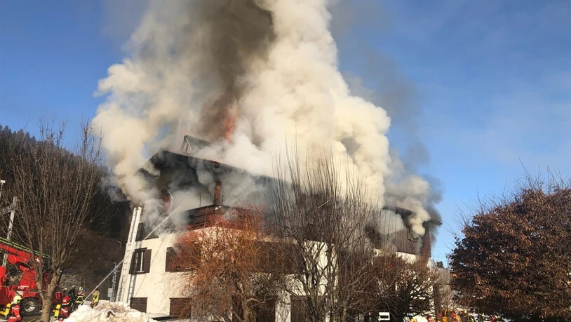 Um den Brand vollständig zu löschen, musste das Dach des Mehrfamilienhauses abgedeckt werden.
