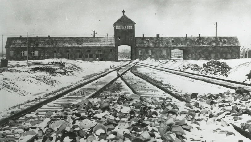 Eingang zum nationalsozialistischen Vernichtungslager Auschwitz-Birkenau westlich von Krakau in Polen, wo auf deutschen Befehl über eine Million Menschen ermordet wurden, mindestens 90 Prozent von ihnen Juden. Am 27. Januar 1945 wurde das Lager von der…