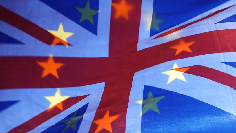 Die Sterne einer EU-Fahne scheinen durch einen Union Jack. Foto: Yui Mok/PA Wire/dpa