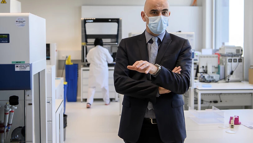 Bundesrat Alain Berset bei einer Besichtigung des Medizinlabors im Kantonsspital Aarau.