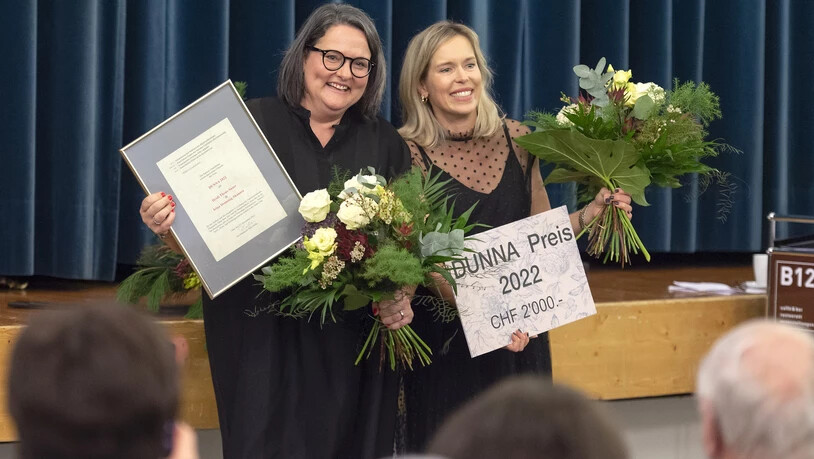 Heidi Theus-Saxer (links) und Irina Domenig-Skaanes haben am Sonntag den Preis «Dunna 2022» für ihren Einsatz zugunsten des Familienzentrums Planaterra in Chur überreicht erhalten.