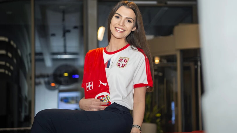 In ihrem Fussballtrikot fiebert die gebürtige Serbin Marina Simic der Partie ihres Heimatlandes gegen die Schweiz entgegen. 