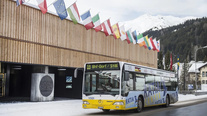 Bus von Davos fährt vor dem Kongresszentrum in Richtung Davos Dorf.