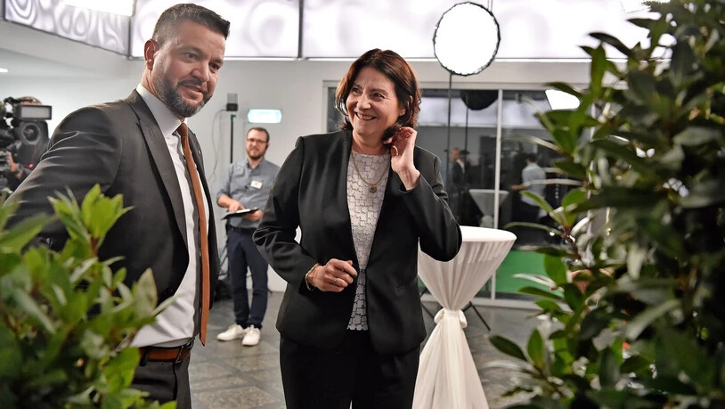 Gewählt: Roman Hug (SVP) bekam am Sonntag 16'595 und Anna Giacometti (FDP) 16'184 Stimmen. Damit sichern sich beide einen Sitz im Nationalrat.