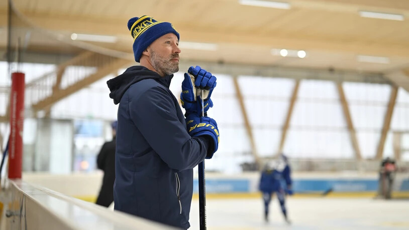Aufmerksamer Beobachter: Glen Metropolit schaut seinen Spielern in der Davoser Trainingshalle zu.