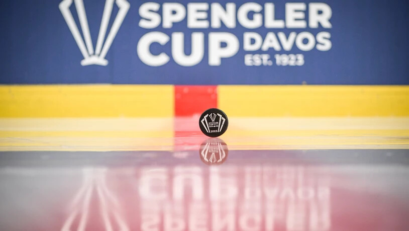 Spiegelbild: Der Spengler-Cup-Puck liegt bereit. 