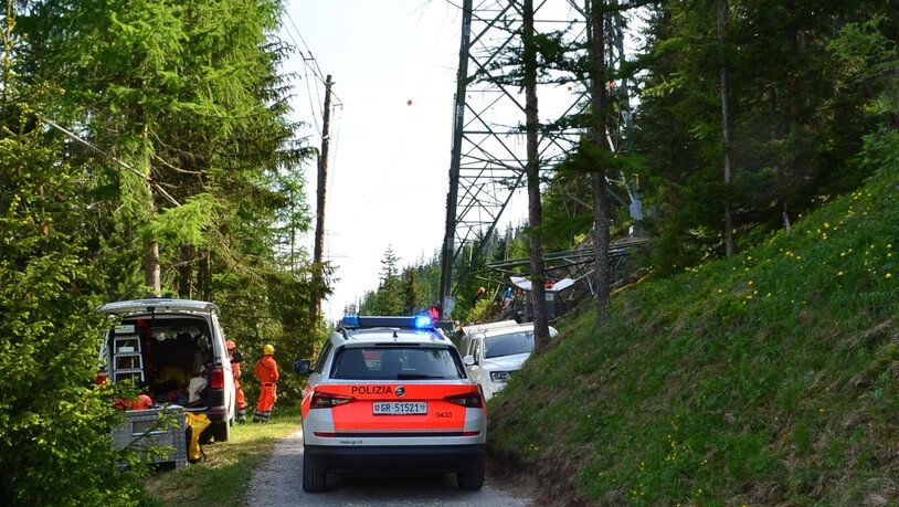 Die Kantonspolizei Graubünden klärt die Ursache, die zum Absturz geführt hat, ab.