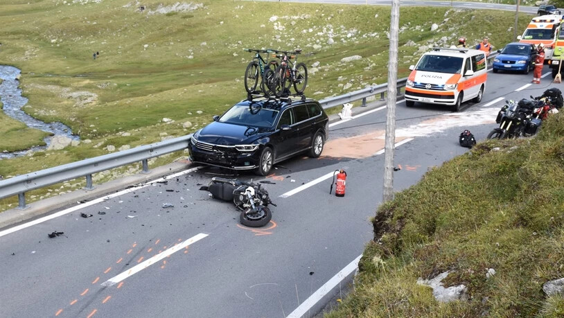 Wie genau es zur Frontalkollision zwischen dem Töff und dem Auto kam, klärt die Kantonspolizei Graubünden ab.