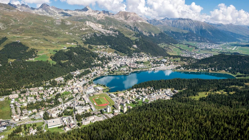 St. Moritz mit St. Moritzersee im Oberengadin. Der Ort ist weltbekannt und auch im Inland bei Touristen sehr beliebt.