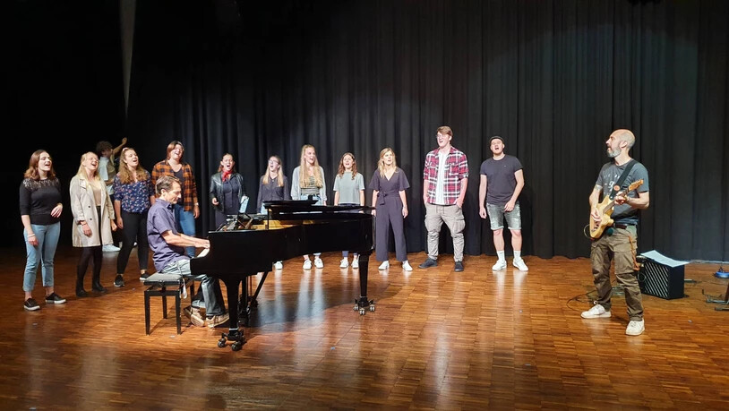 Studentinnen und Studenten bei der Arbeit an ihrem neuen Song «Flying High» für die Winteruniversiade 2021.