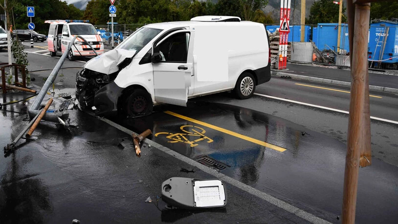 Grosser Sachschaden: Ein Autofahrer kam von der Strasse ab und kollidierte mit diversen Strassenelementen.