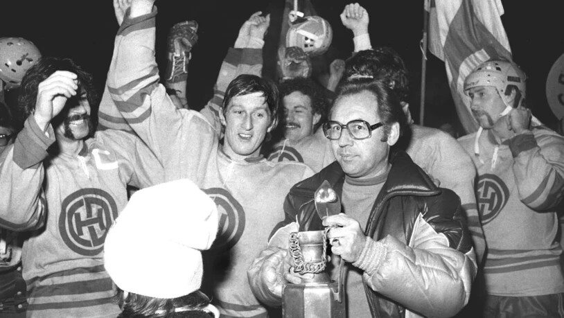 Wir sind wieder hier: 1979 feierte die Mannschaft des HC Davos nach zehn langen Jahren die Rückkehr in die NLA.