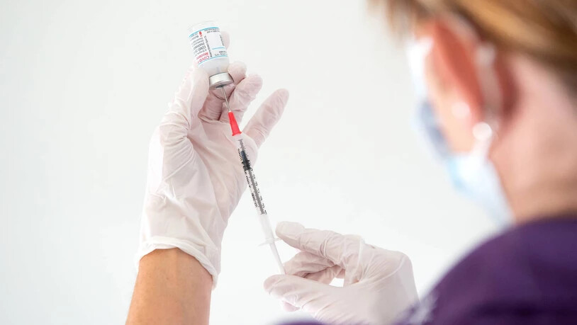 Impfen und boostern: Der Kanton Glarus rechnet mit vielen Impfwilligen über die Festtage und erhöht deshalb die Kapazitäten im Impfzentrum Ennenda.