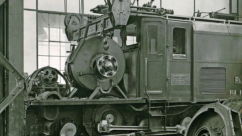 Ausbau eines Motors in der Hauptwerkstätte in Landquart in den 30er-Jahren. Durch die Konstruktion mit den beiden Vorbauten war ein Motor innert weniger Stunden ausgebaut.  