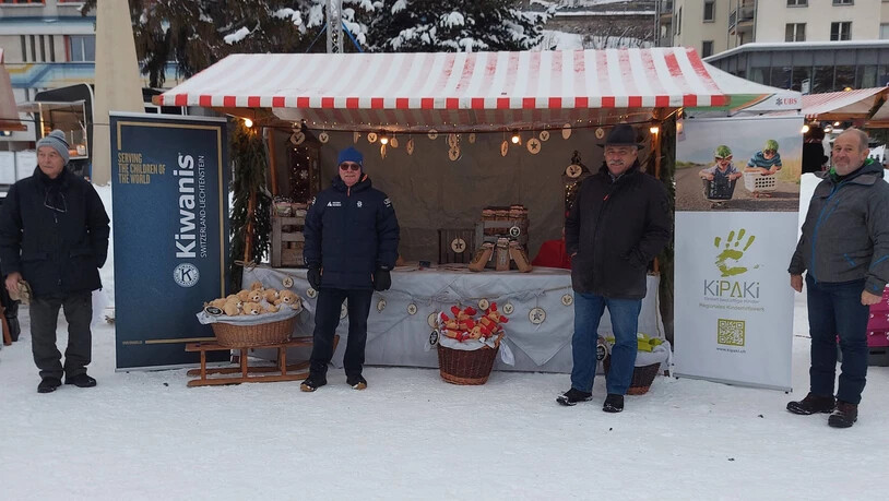 Kiwanis Davos Klosters warb am Weihnachtsmarkt am Seehofseeli für ihre Aktion zugunsten einheimischer Kinder.