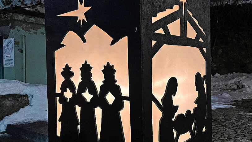 Bei der Englischen- oder Lukaskirche hat die Freie Evangelische Gemeinde das Geschehen der Weihnacht kunstvoll dargestellt. An exponierter Stelle leuchtet die Weihnachtsgeschichte allen auf dem Weg der Promenade entlang entgegen. 