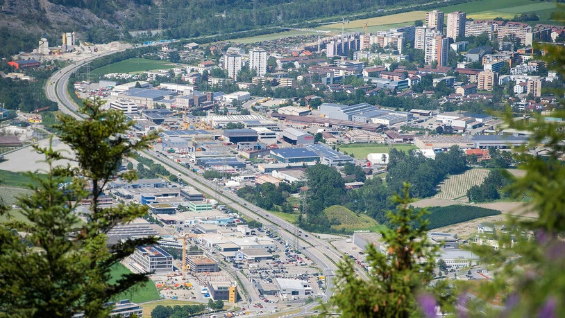 Durch die Industrie: Blick auf die Stadt Chur Süd und der Autobahn A13