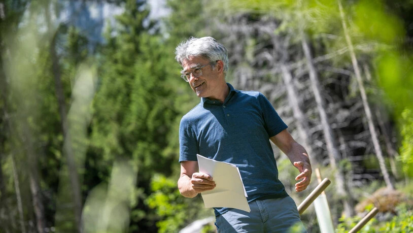 Für die Natur: In seinem letzten Sommer als Regierungsrat nahm Cavigelli an einem Baumpflanzungsprojekt der Arge Alp teil.