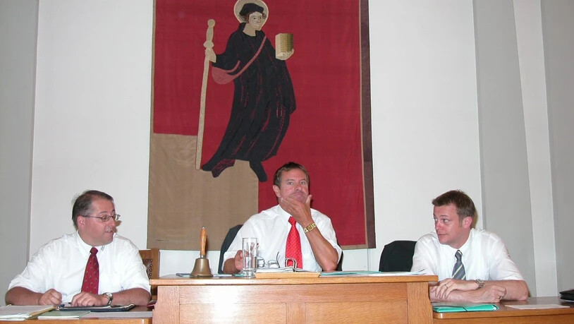 Juni 2005: Die Spitze des Glarner Kantonsparlaments ist mit Gilberto Guggiari als Landratspräsident, Martin Landolt als Vizepräsident für ein Jahr in SVP-Hand. Der Ratsschreiber ist die rechte Hand des Landratspräsidenten.