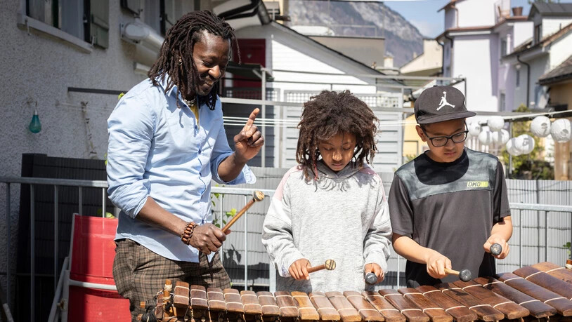 Üben mit den Kids: Musik ist für Massa Kone mehr als nur Unterhaltung. Weshalb er mit seinen Kindern auch viel übt.