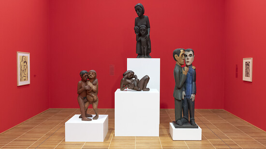 "Kerben und Kanten" im Kunstmuseum Basel zeigt vier Skulpturen von Hermann Scherer in der Zusammenstellung, wie sie auf einer Fotografie von Ernst Ludwig Kirchner aus dem Jahr 1924 dokumentiert sind.