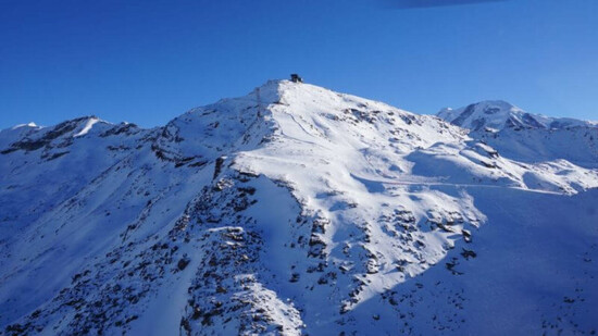 Im Skigebiet Zermatt hat sich am Sonntag ein Skifahrer bei einem Sturz tödliche Verletzungen zugezogen.