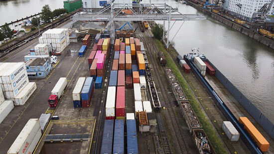Wegen der Corona-Pandemie ist bei den weltweiten Logistik-Ketten Sand im Getriebe. Im Bild die Schweizerischen Rheinhäfen in Basel-Kleinhüningen. (Archivbild)