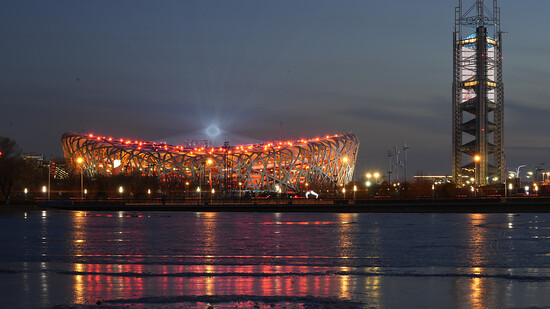 dpatopbilder - Bei einer Probe für die Eröffnungsfeier der Olympischen Winterspiele 2022 ist eine Lichtshow im Nationalstadion Peking zu sehen. Ein Bündnis aus 243 Menschenrechts- und anderen Nichtregierungsorganisationen hat wenige Tage vor dem Beginn…