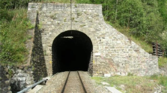 Beim Magnacuntunnel wird länger gebaut als gedacht. Für die RhB ist kein Durchkommen.