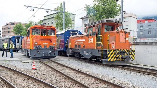 Neuheit im Lokdepot der Rhätischen Bahn: Die neue Rangierlokomotive «Geaf 2/2 20601 » (links) tritt das Erbe des betagten Modells «Gm 3/3» (rechts) an.