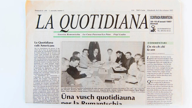 Am 6. Januar 1997 gings los: Die Startausgabe der romanischen Tageszeitung «La Quotidiana» zeigt die erste Redaktion mit Hans Huonder (3. von rechts).